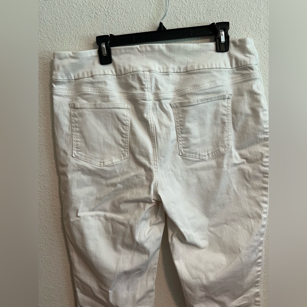 Chico's Perfect Stretch White Capris Size 2.5 - Picture 7 of 13